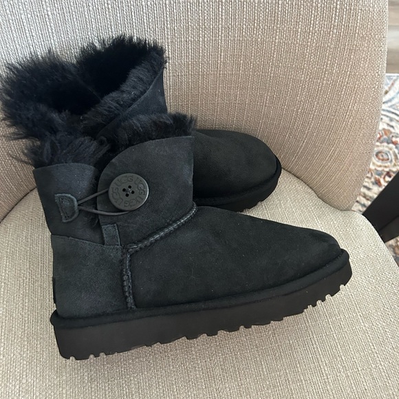 Ugg Mini Bailey Button II Boot Black Size 5 women’s New Perfect - Picture 1 of 9
